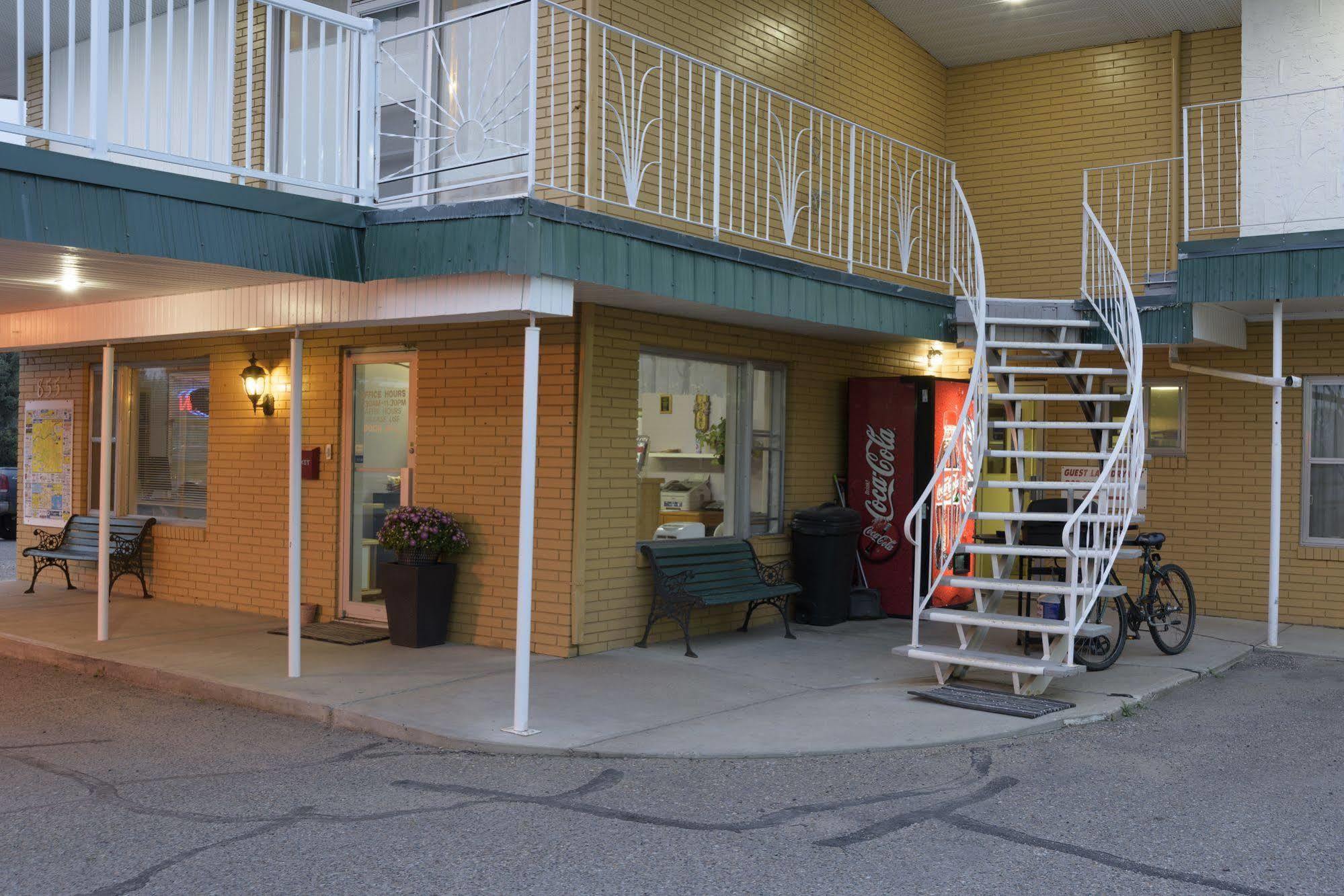 Sun-Dek Motel Medicine Hat Eksteriør billede