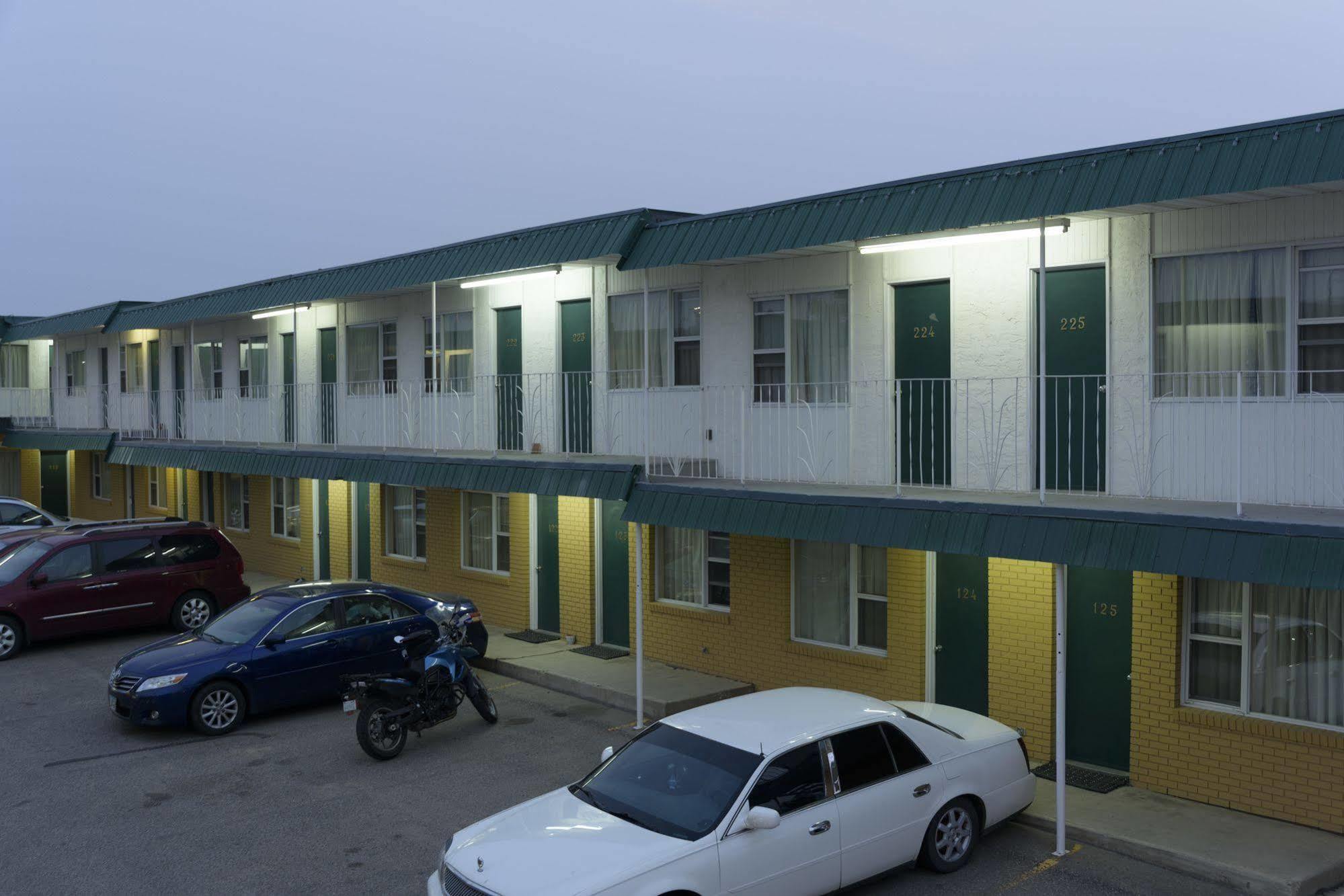 Sun-Dek Motel Medicine Hat Eksteriør billede